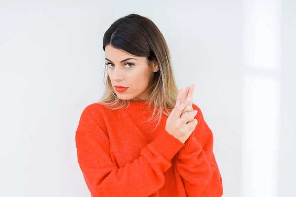 Giovane Donna Che Indossa Casual Maglione Rosso Sfondo Isolato Tenendo — Foto Stock
