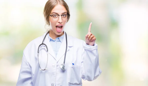 Piękna Młoda Blondynka Lekarz Kobieta Nosi Mundur Medyczne Nad Palcem — Zdjęcie stockowe