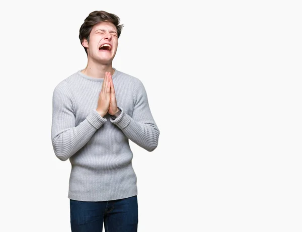 잘생긴 젊은이 감정적이 걱정에 손으로 기도하 스웨터를 — 스톡 사진