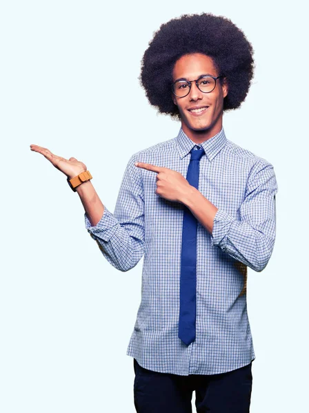 Mladí Africké Americké Obchodní Muž Afro Vlasy Nosí Brýle Ohromil — Stock fotografie
