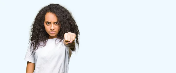 Jeune Belle Fille Aux Cheveux Bouclés Portant Shirt Blanc Décontracté — Photo