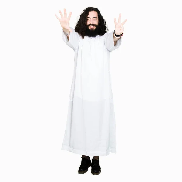 Mann Jesuschristuskostüm Zeigt Mit Finger Nummer Acht Nach Oben Und — Stockfoto