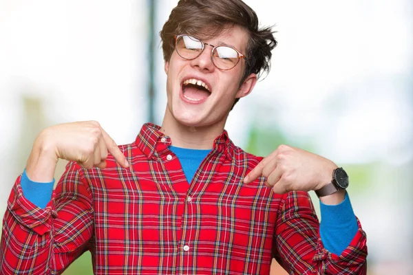 Junger Gutaussehender Mann Mit Brille Vor Isoliertem Hintergrund Sieht Selbstbewusst — Stockfoto