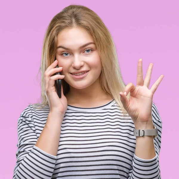 Jonge Kaukasische Vrouw Weergegeven Smartphone Scherm Geïsoleerde Achtergrond Doen Teken — Stockfoto