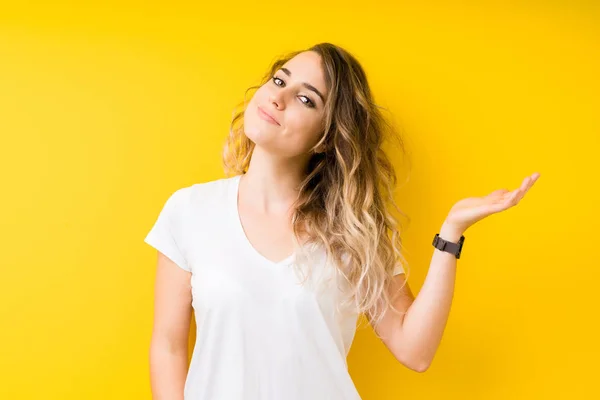 Jovem Bela Mulher Loira Sobre Fundo Amarelo Sorrindo Alegre Apresentando — Fotografia de Stock