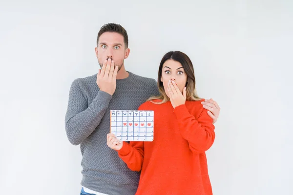 Ungt Par Hålla Ägglossning Kalender Över Isolerade Bakgrund Täcker Munnen — Stockfoto