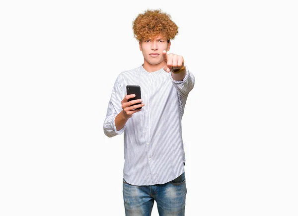 Joven Hombre Guapo Usando Teléfono Inteligente Que Apunta Con Dedo —  Fotos de Stock