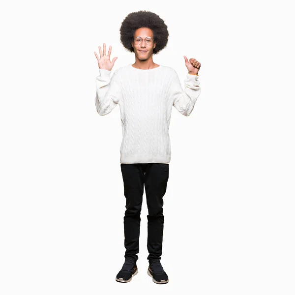 Afro Saçlı Gösterilen Parmakları Ile Işaret Gözlüklü Genç Afro Amerikan — Stok fotoğraf