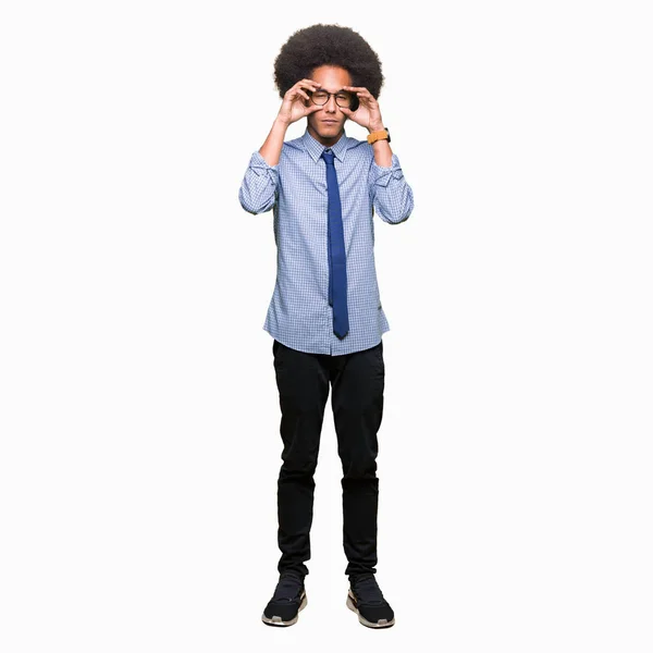 Joven Hombre Negocios Afroamericano Con Cabello Afro Usando Gafas Tratando —  Fotos de Stock