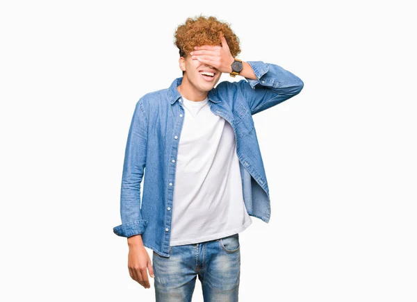 Joven Hombre Guapo Con Pelo Afro Vistiendo Chaqueta Mezclilla Sonriendo — Foto de Stock