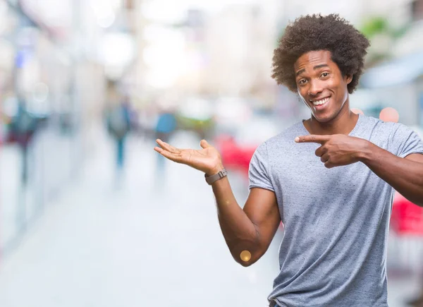 Hombre Afroamericano Sobre Fondo Aislado Asombrado Sonriendo Cámara Mientras Presenta —  Fotos de Stock