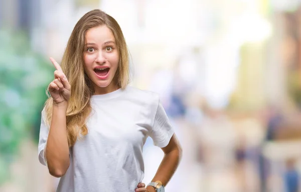 Mladá Krásná Blondýna Žena Nosí Ležérní Bílé Tričko Nad Izolované — Stock fotografie