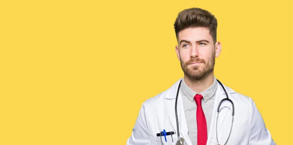 Joven Médico Guapo Hombre Con Abrigo Médico Sonriendo Mirando Lado — Foto de Stock