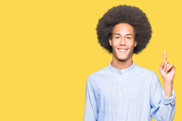アフロ髪を示すと 自信を持って 幸せな笑みを浮かべて 指番号のいずれかで上向きの若いアフリカ系アメリカ人 — ストック写真