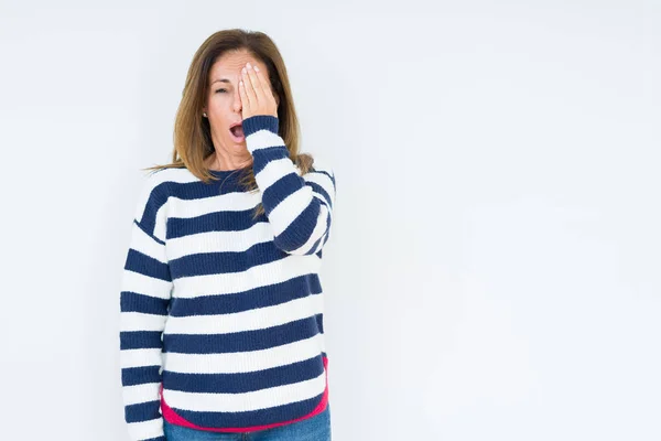 Schöne Frau Mittleren Alters Marineblauem Pullover Über Isoliertem Hintergrund Gähnend — Stockfoto