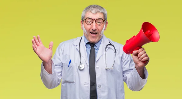 Bonito Médico Sênior Homem Gritando Através Megafone Sobre Fundo Isolado — Fotografia de Stock