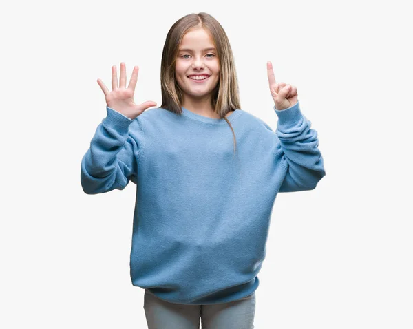 孤立した背景表示と指で上向きに美しい若い女の子着て冬セーター ナンバー 自信を持って 幸せな笑みを浮かべて — ストック写真
