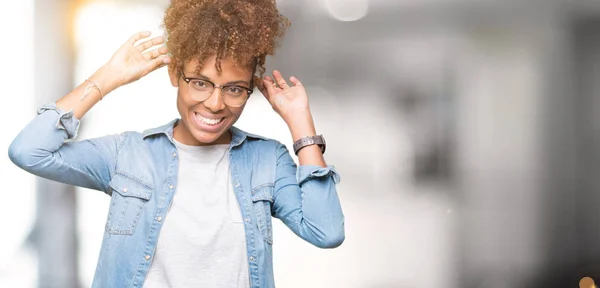 Linda Jovem Afro Americana Vestindo Óculos Sobre Fundo Isolado Sorrindo — Fotografia de Stock