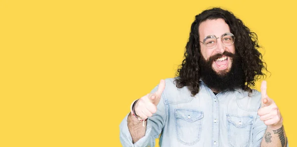 Homem Jovem Hipster Com Cabelos Longos Barba Usando Óculos Apontando — Fotografia de Stock