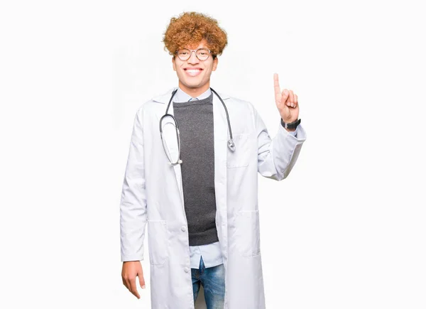 Młody Przystojny Lekarz Człowiek Sobie Pokazywanie Medycznych Płaszcz Wskazując Palcem — Zdjęcie stockowe