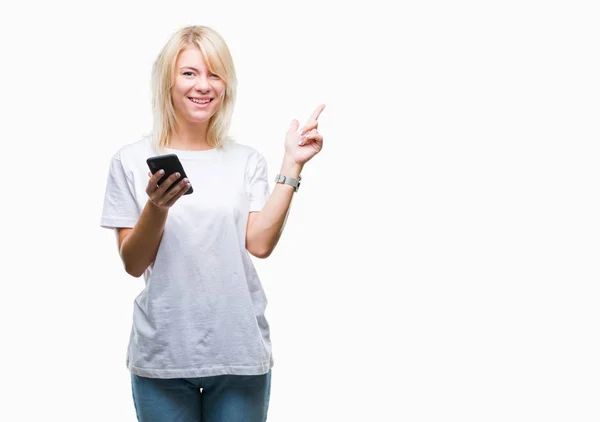 Ung Vacker Blond Kvinna Med Smartphone Isolerade Bakgrund Mycket Glad — Stockfoto