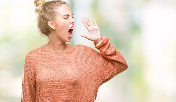 Krásná Mladá Blondýnka Izolované Pozadí Křičí Ječí Nahlas Postavili Stranu — Stock fotografie