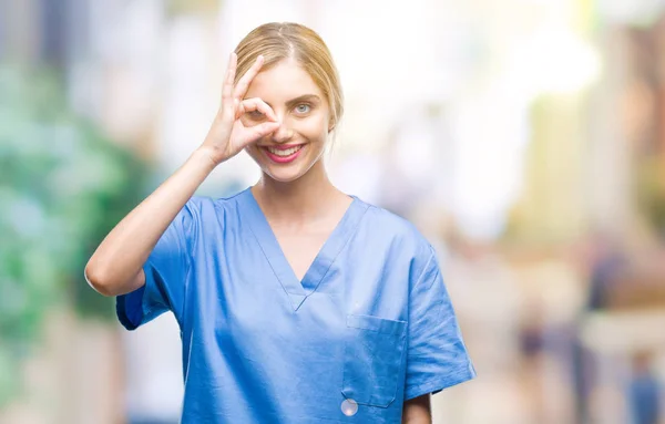 Joven Hermosa Doctora Rubia Cirujana Enfermera Mujer Sobre Fondo Aislado — Foto de Stock