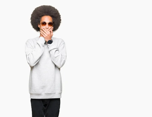 Młody Człowiek African American Afro Włosów Nosi Okulary Szoku Obejmujące — Zdjęcie stockowe