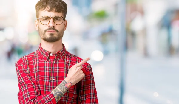 Junger Gutaussehender Mann Mit Brille Über Isoliertem Hintergrund Der Mit — Stockfoto