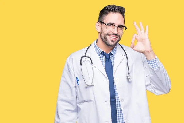 Bonito Jovem Médico Homem Sobre Fundo Isolado Sorrindo Positivo Fazendo — Fotografia de Stock