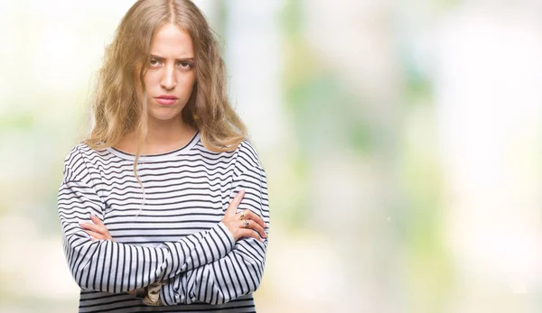 Mulher Loira Bonita Vestindo Listras Suéter Sobre Fundo Isolado Cético — Fotografia de Stock