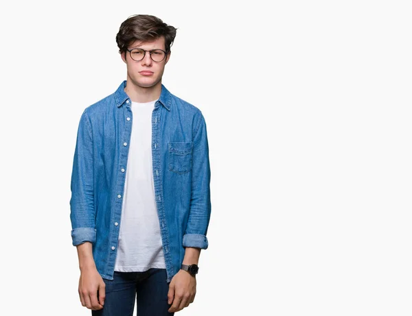 Νεαρός Όμορφος Άνδρας Φορώντας Γυαλιά Πάνω Από Απομονωμένες Φόντο Σκεπτικιστής — Φωτογραφία Αρχείου