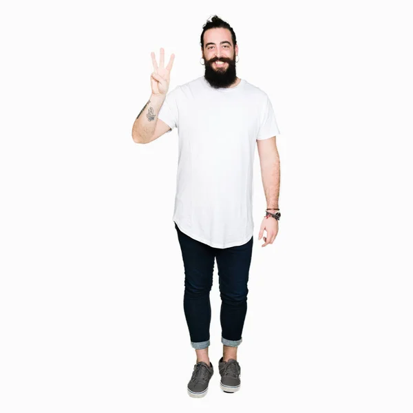 Jonge Hipster Man Met Lange Haren Baard Dragen Casual Wit — Stockfoto