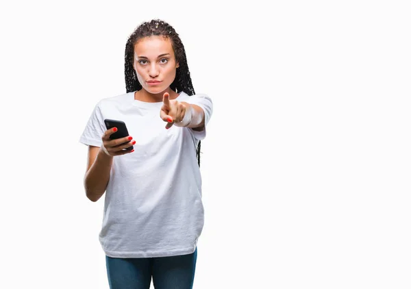 Jovem Trançado Cabelo Afro Americano Menina Mostrando Usando Smartphone Sobre — Fotografia de Stock