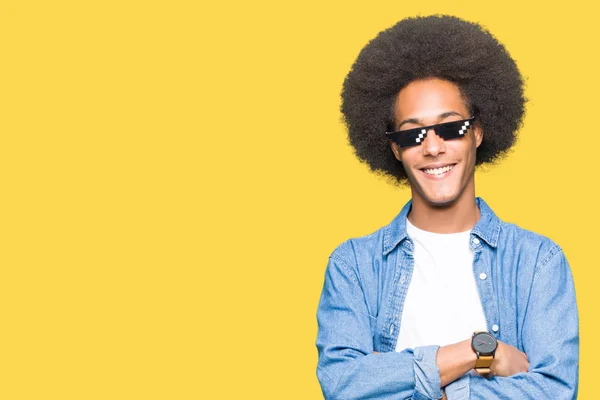 Молодий Афроамериканець Людиною Афро Волосся Носять Thug Життя Окуляри Щасливим — стокове фото