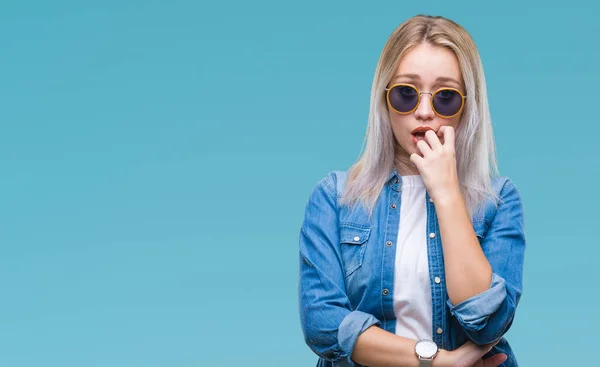 Junge Blonde Frau Mit Sonnenbrille Über Isoliertem Hintergrund Sieht Gestresst — Stockfoto