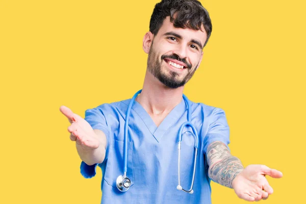 Jonge Knappe Verpleegkundige Man Chirurg Uniform Dragen Geïsoleerde Achtergrond Kijken — Stockfoto