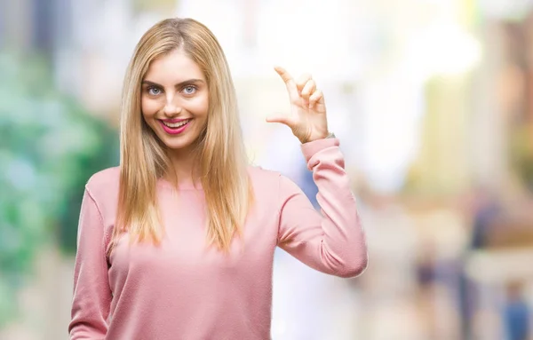 Giovane Bella Donna Bionda Indossa Maglione Invernale Rosa Sfondo Isolato — Foto Stock