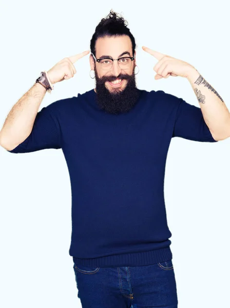 Homem Jovem Hipster Com Cabelos Longos Barba Usando Óculos Sorrindo — Fotografia de Stock