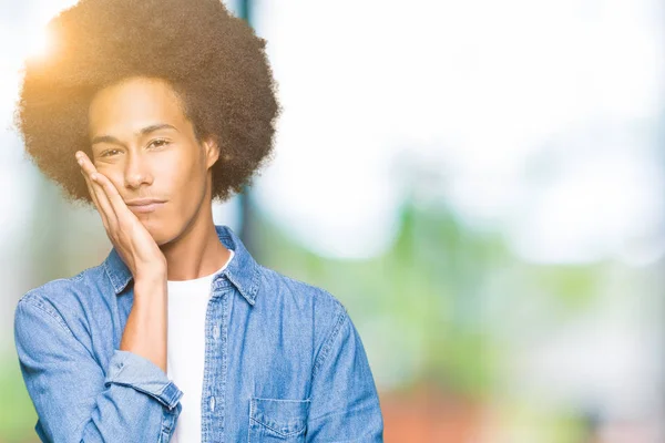 Jovem Afro Americano Com Cabelo Afro Pensando Cansado Entediado Com — Fotografia de Stock