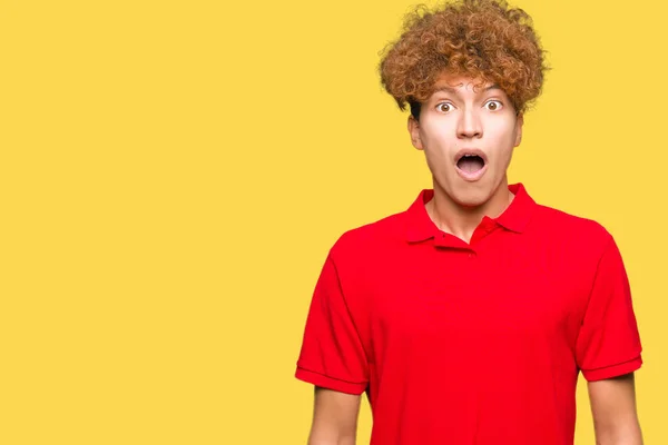 Jovem Homem Bonito Com Cabelo Afro Vestindo Camiseta Vermelha Com — Fotografia de Stock