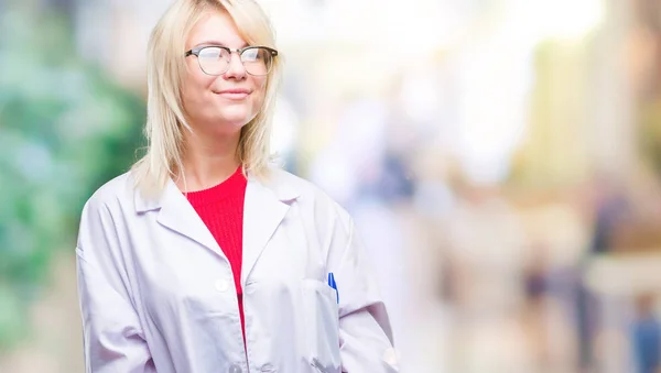 Junge Schöne Blonde Berufsfrau Mit Weißem Mantel Über Isoliertem Hintergrund — Stockfoto