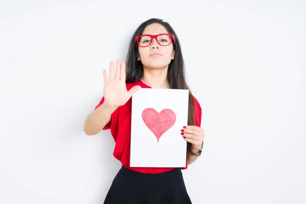 Joven Morena Sosteniendo Tarjeta Con Corazón Rojo Sobre Fondo Aislado —  Fotos de Stock