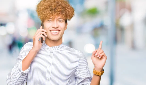 Jovem Homem Bonito Falando Telefone Muito Feliz Apontando Com Mão — Fotografia de Stock