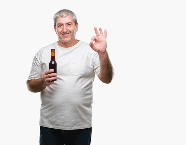 Bonito Homem Sênior Bebendo Garrafa Cerveja Sobre Fundo Isolado Fazendo — Fotografia de Stock