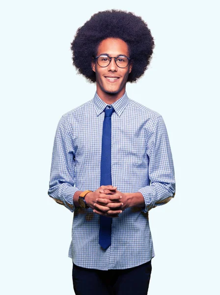 Junger Afrikanisch Amerikanischer Geschäftsmann Mit Afro Haaren Die Brillenhände Zusammengebunden — Stockfoto