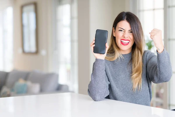 Jovem Mulher Bonita Mostrando Tela Smartphone Casa Irritado Frustrado Gritando — Fotografia de Stock