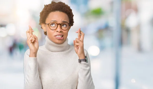 Jonge Mooie Afrikaanse Amerikaanse Vrouw Bril Geïsoleerde Achtergrond Glimlachend Kruising — Stockfoto