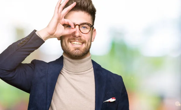 Ung Snygg Business Man Glasögon Gör Gest Med Handen Leende — Stockfoto