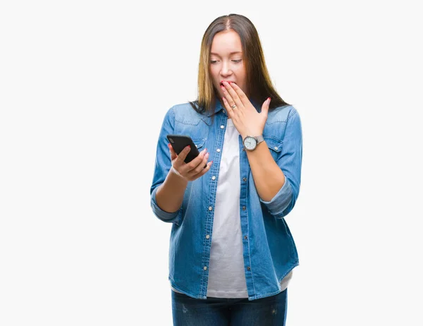 Jovem Bela Mulher Caucasiana Mensagens Texto Enviando Mensagem Usando Smartphone — Fotografia de Stock